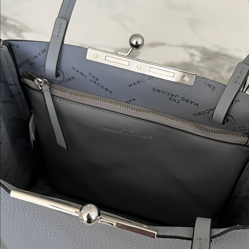 NWT - Marc Jacobs Kiss Lock Mini Tote Bag - Rock Grey - Picture 10 of 11